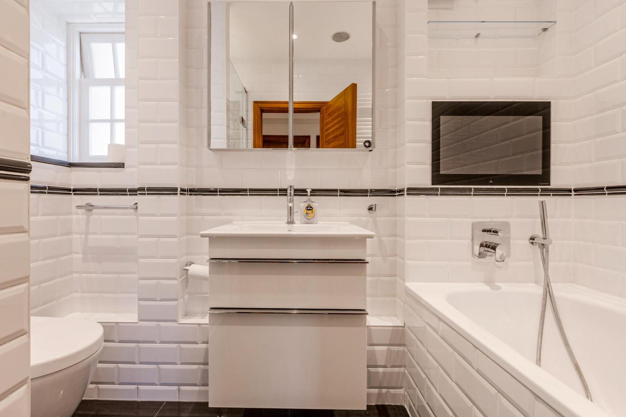 Apartment Chic Chelsea 2br Flat With Balcony By Kings Road