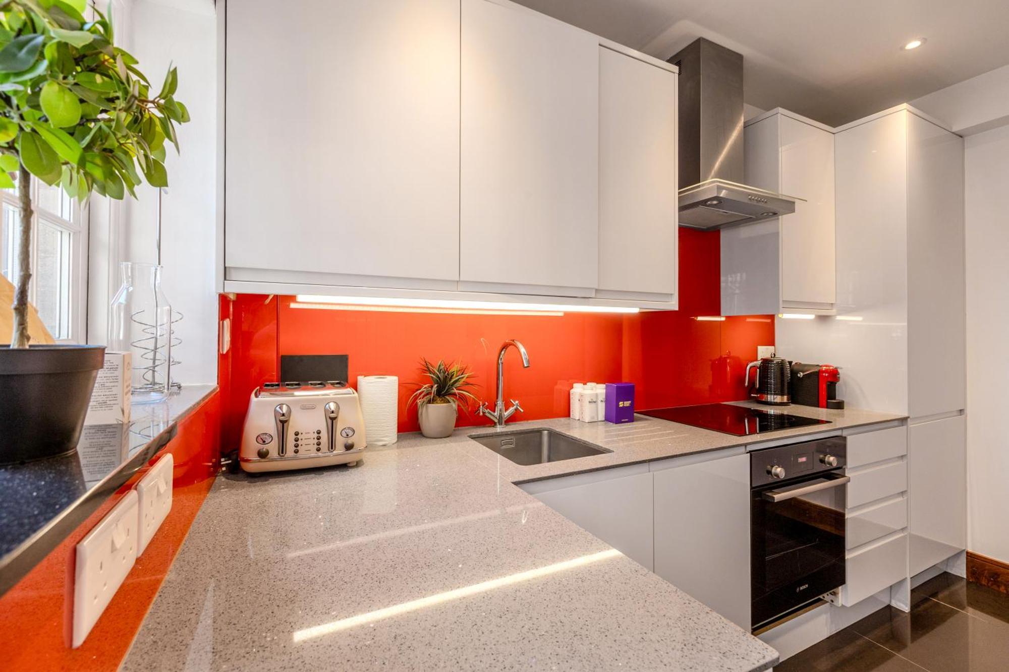 Apartment Chic Chelsea 2br Flat With Balcony By Kings Road *